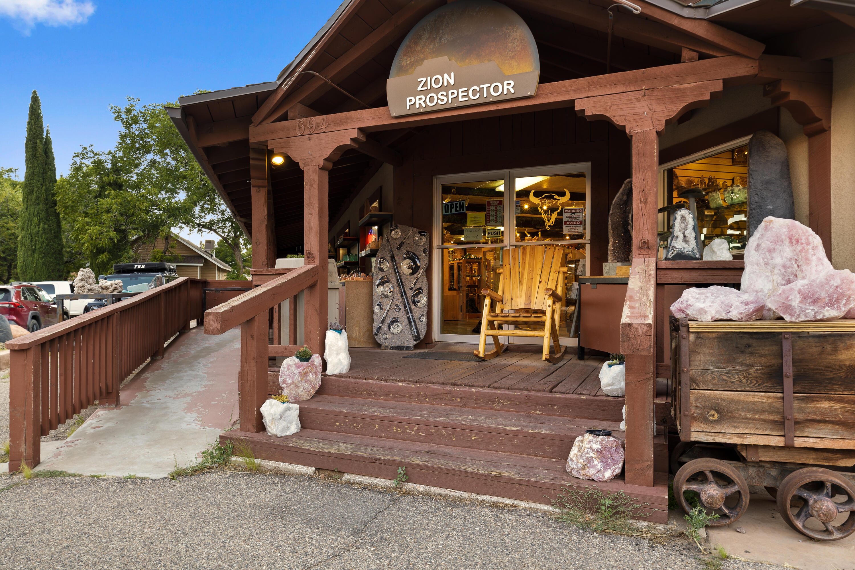 Main image without alt text