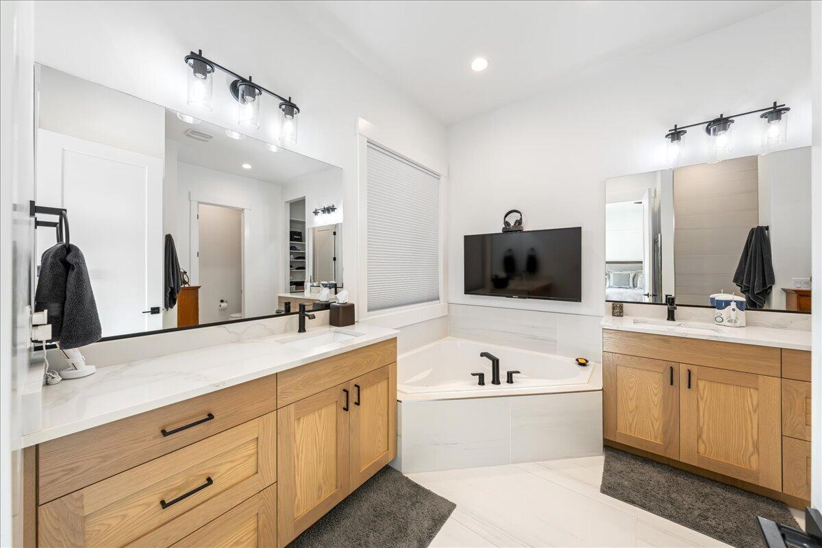 WASHINGTON VISTA - Residential