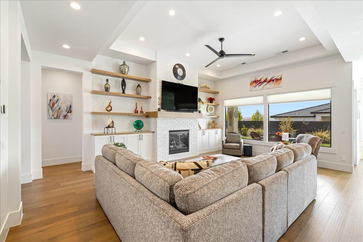 WASHINGTON VISTA - Residential