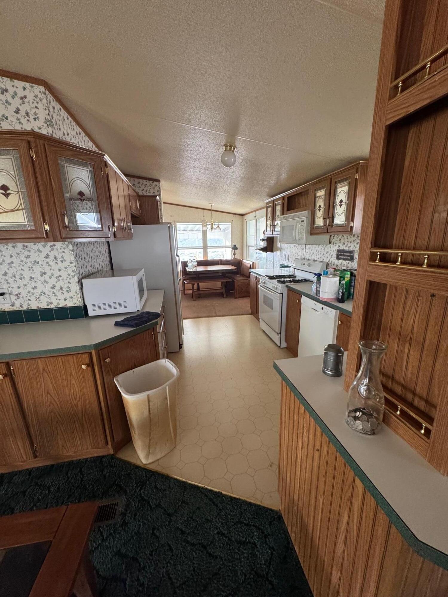 LAVA BLUFF MOBILE HOME PARK - Residential