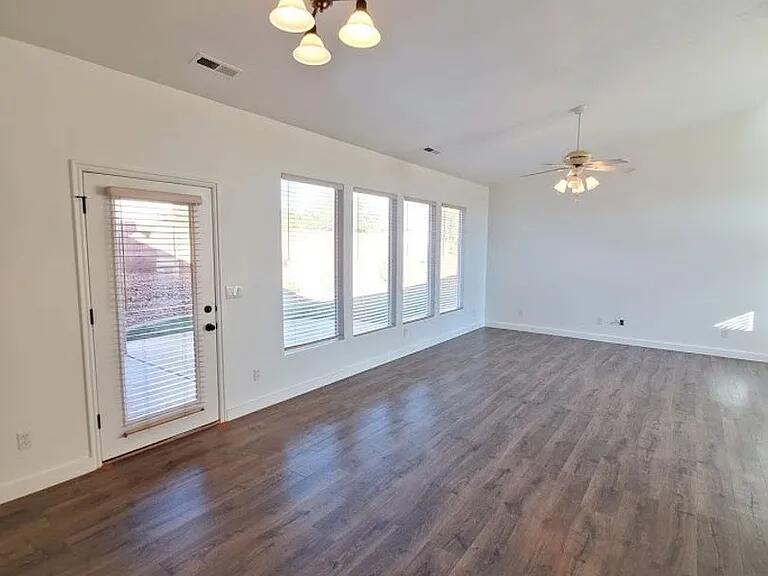 WINDOW ROCK - Residential