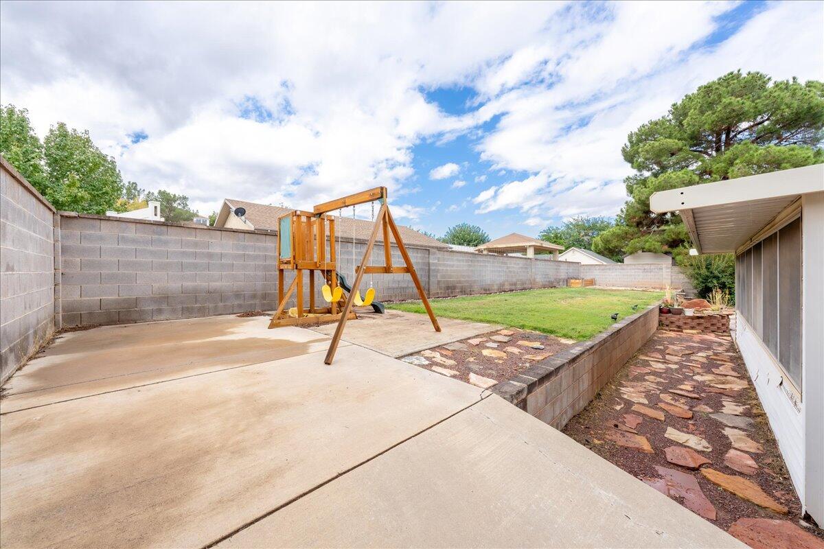 BLOOMINGTON HILLS - Residential