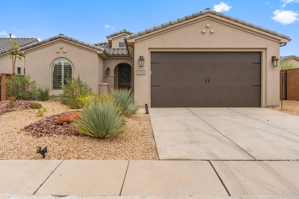 Photo of 237 W White Pearl DR, Washington, UT 84780 (MLS # 26-277087)