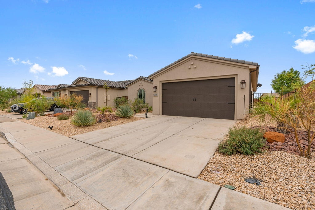 Photo of 237 W White Pearl DR, Washington, UT 84780 (MLS # 26-277087)