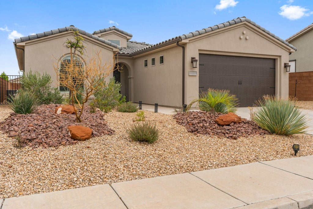 Photo of 237 W White Pearl DR, Washington, UT 84780 (MLS # 26-277087)