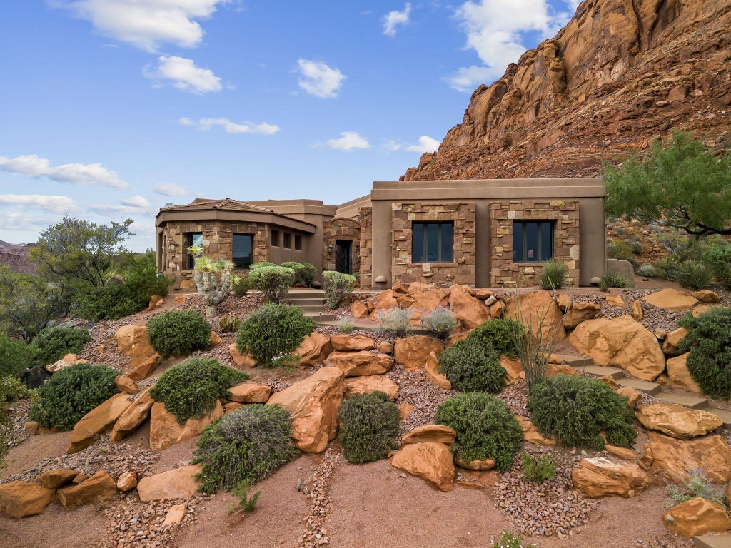 Photo of 2938 N Chinle CIR, Saint George, UT 84770 (MLS # 26-277172)