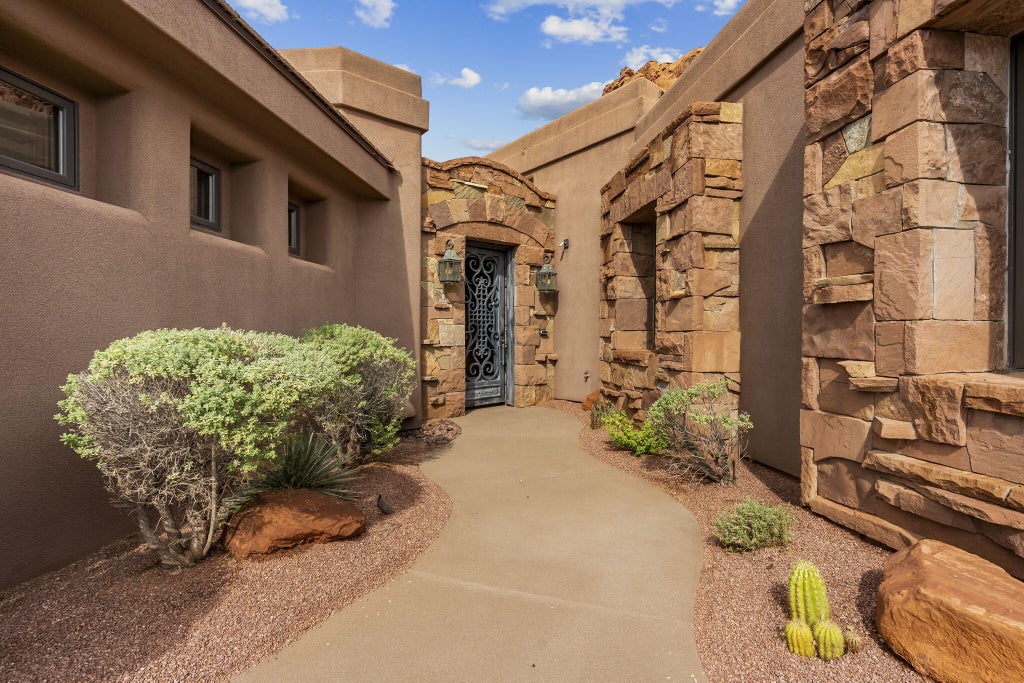 Photo of 2938 N Chinle CIR, Saint George, UT 84770 (MLS # 26-277172)