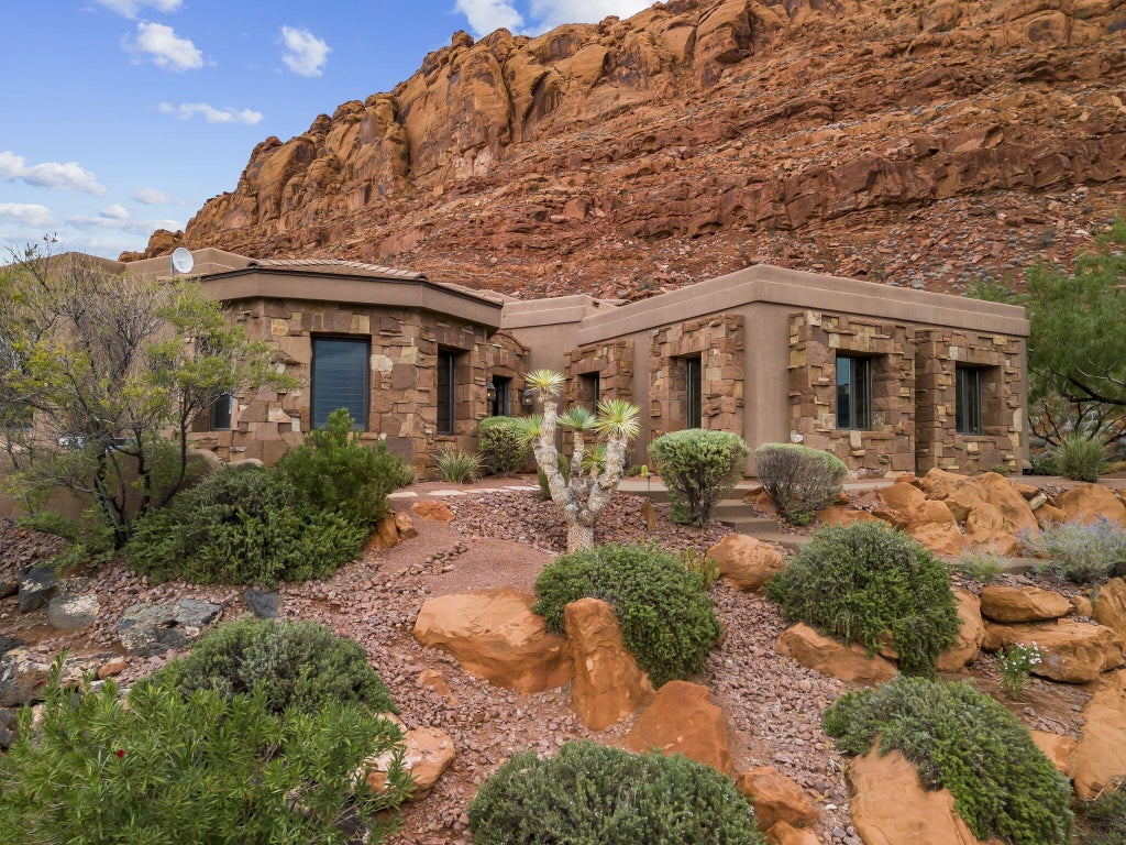Photo of 2938 N Chinle CIR, Saint George, UT 84770 (MLS # 26-277172)