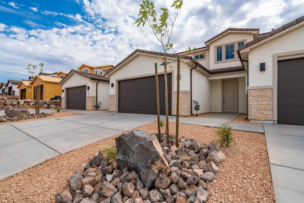 Photo of 527 N 550 W, Hurricane, UT 84737 (MLS # 26-273564)