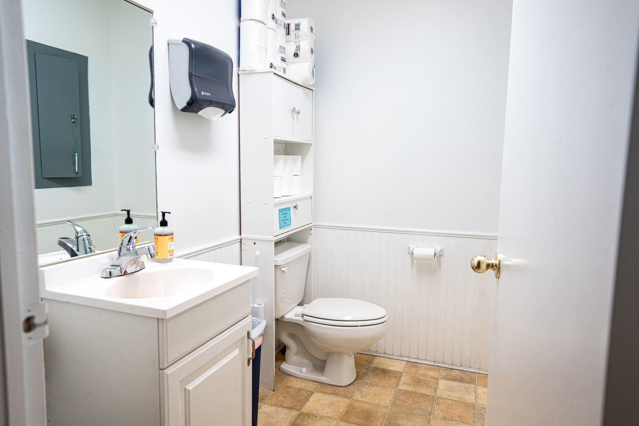 Main image without alt text