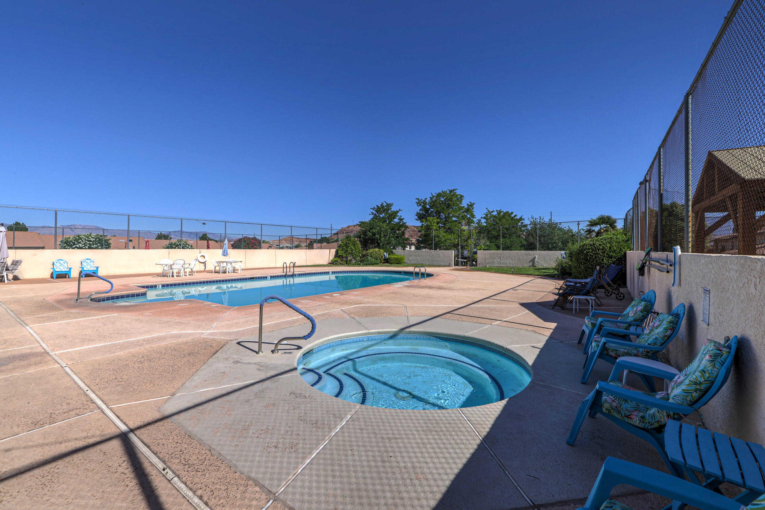 BLOOMINGTON KNOLLS TOWNHOMES - Residential