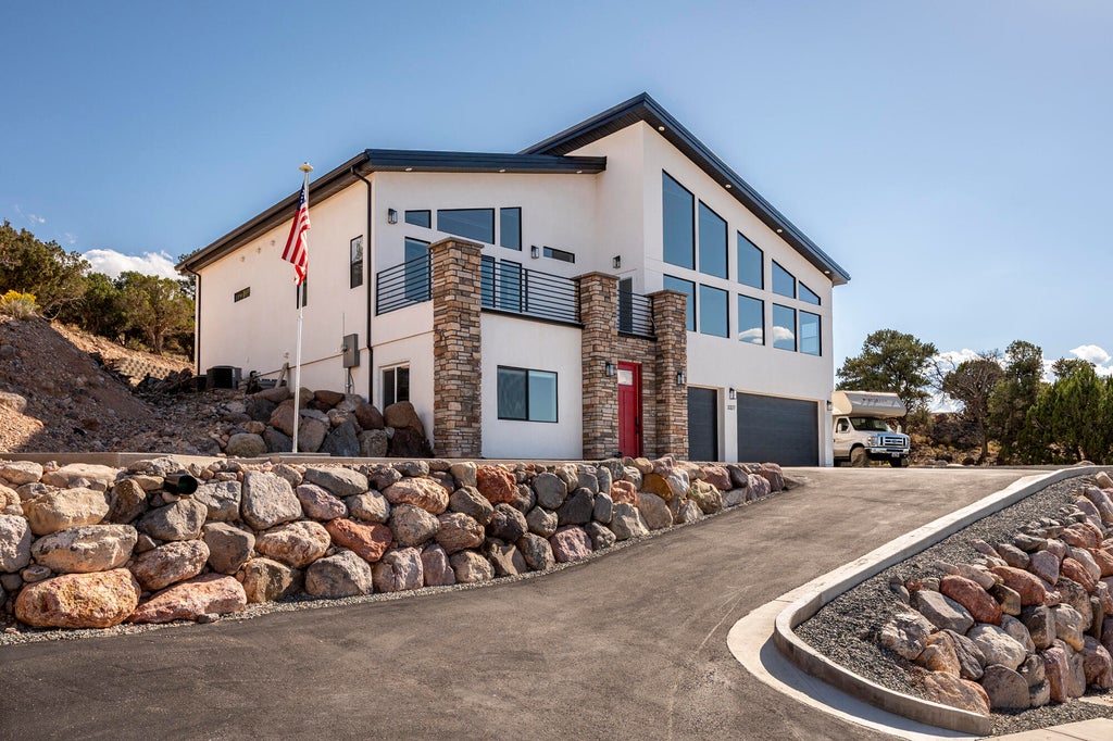 Photo of 3327 W Kingsbury DR, Cedar City, UT 84720 (MLS # 26-277047)