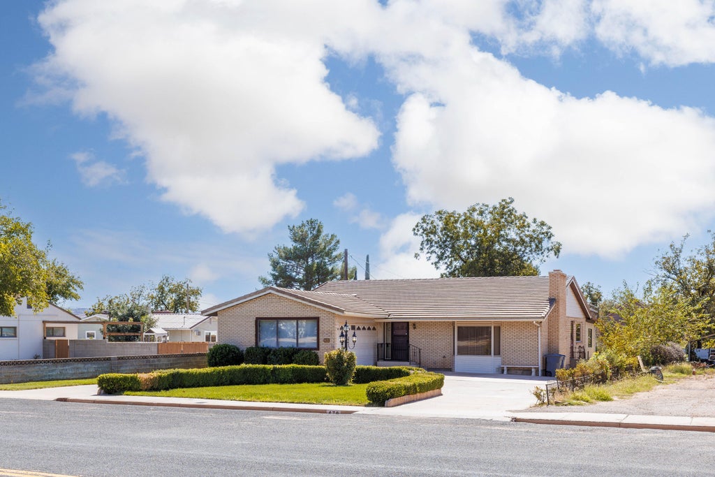 Photo of 470 E 400 S, Saint George, UT 84770 (MLS # 26-276884)