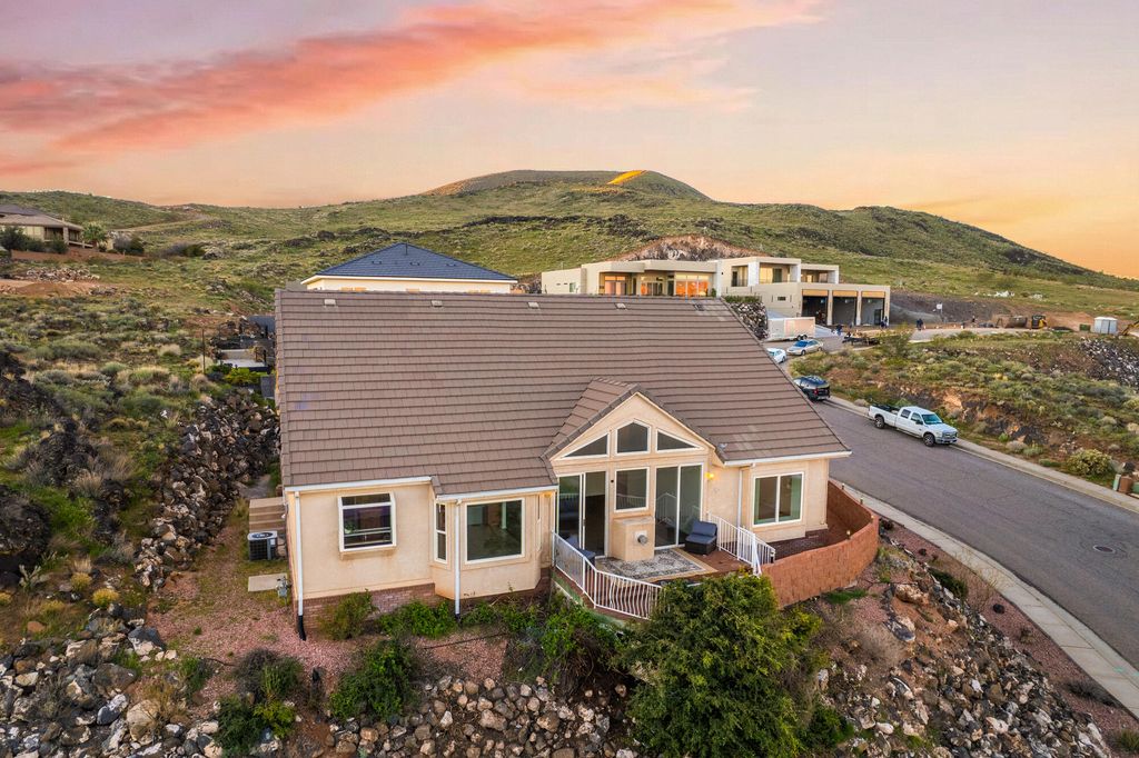 Photo of 231 S 2520 W, Hurricane, UT 84737 (MLS # 26-269892)