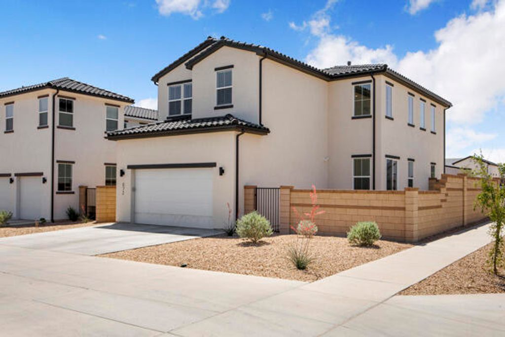 Photo of 672 W CANYON PINE DR, Saint George, UT 84790 (MLS # 26-272446)
