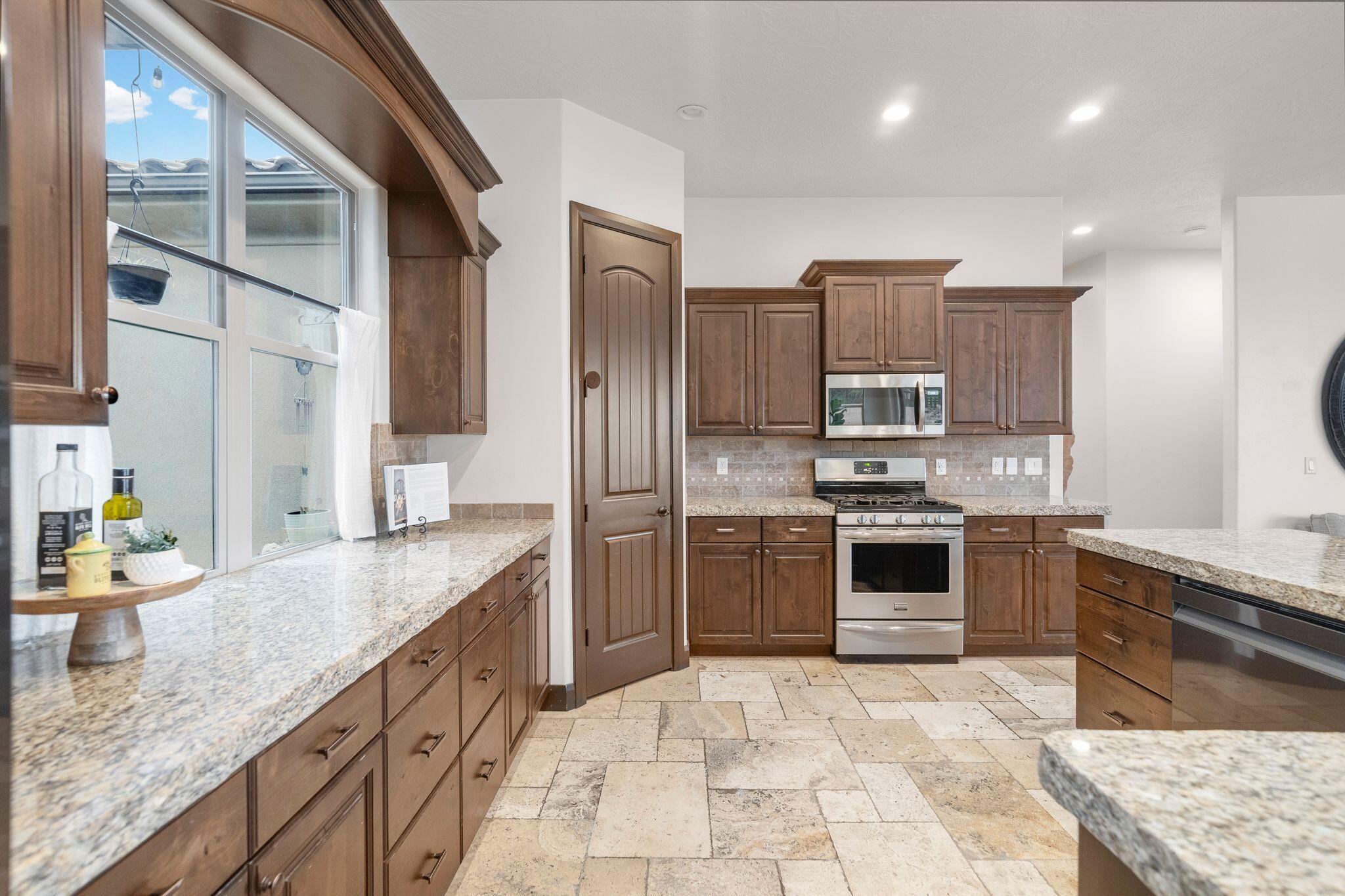 VIEWS AT STONE MOUNTAIN - Residential