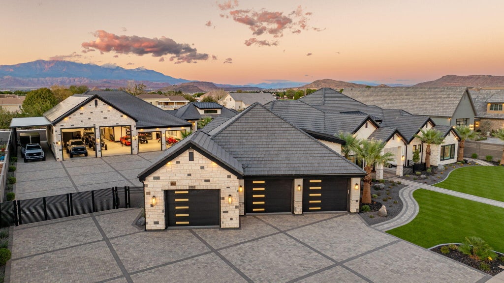 Photo of 3341 E 2250 ST S, Saint George, UT 84790 (MLS # 26-277170)