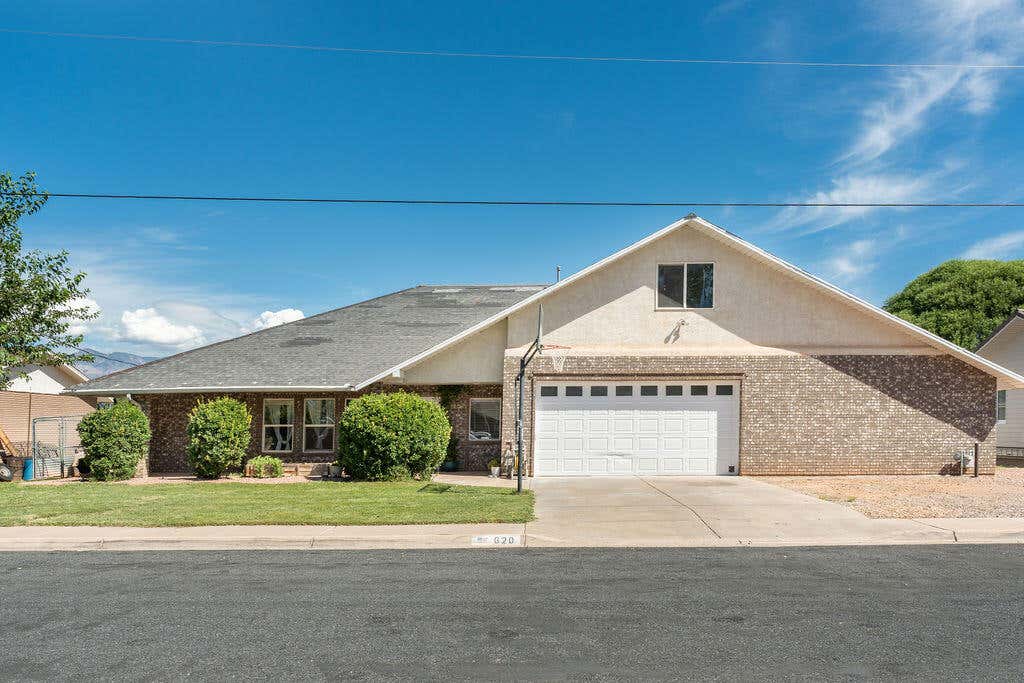 Photo of 620 W 250 S, Hurricane, UT 84737 (MLS # 26-275276)
