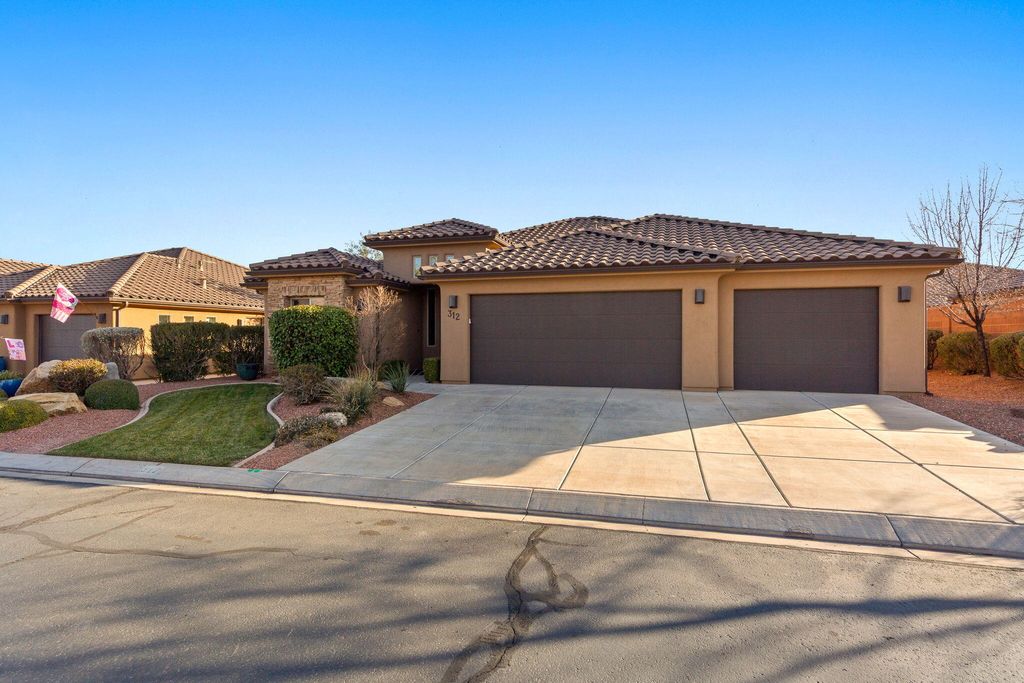 Photo of 312 E DESERT ROSE Way, Ivins, UT 84738 (MLS # 26-268589)