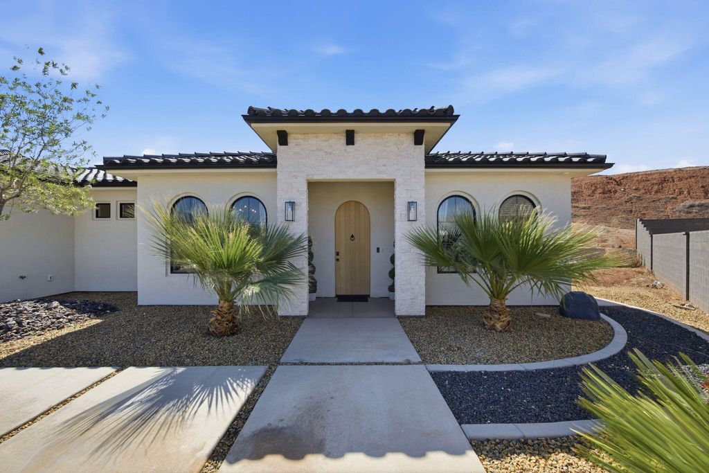 Photo of 1683 S PAINTED VISTA CIR, Washington, UT 84780 (MLS # 26-271553)