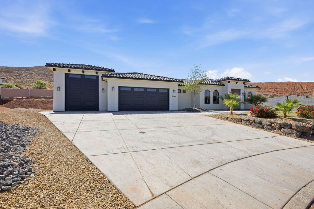 Photo of 1683 S PAINTED VISTA CIR, Washington, UT 84780 (MLS # 26-271553)