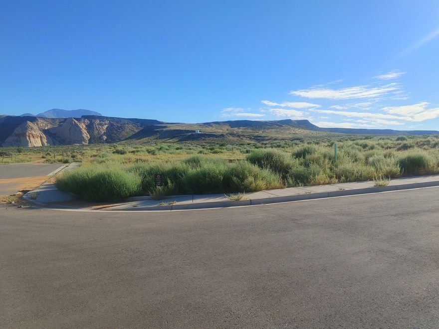Large corner lot in the beautiful Ledges Golf resort community.  This High Point lot has amazing views of Snow Canyon and also Fish Rock.  The Ledges is a dark-sky golf community, located just 10 mins from downtown St. George.  Bring your own builder.  Don't miss your chance to own this amazing lot.