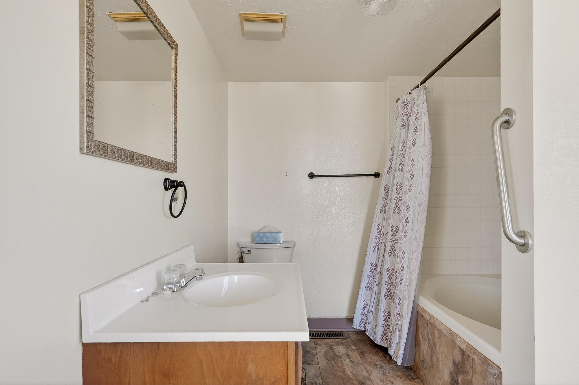 Main image without alt text