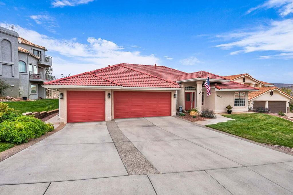 Photo of 2104 S FAIRWAY HILLS DR, Saint George, UT 84770 (MLS # 25-266802)