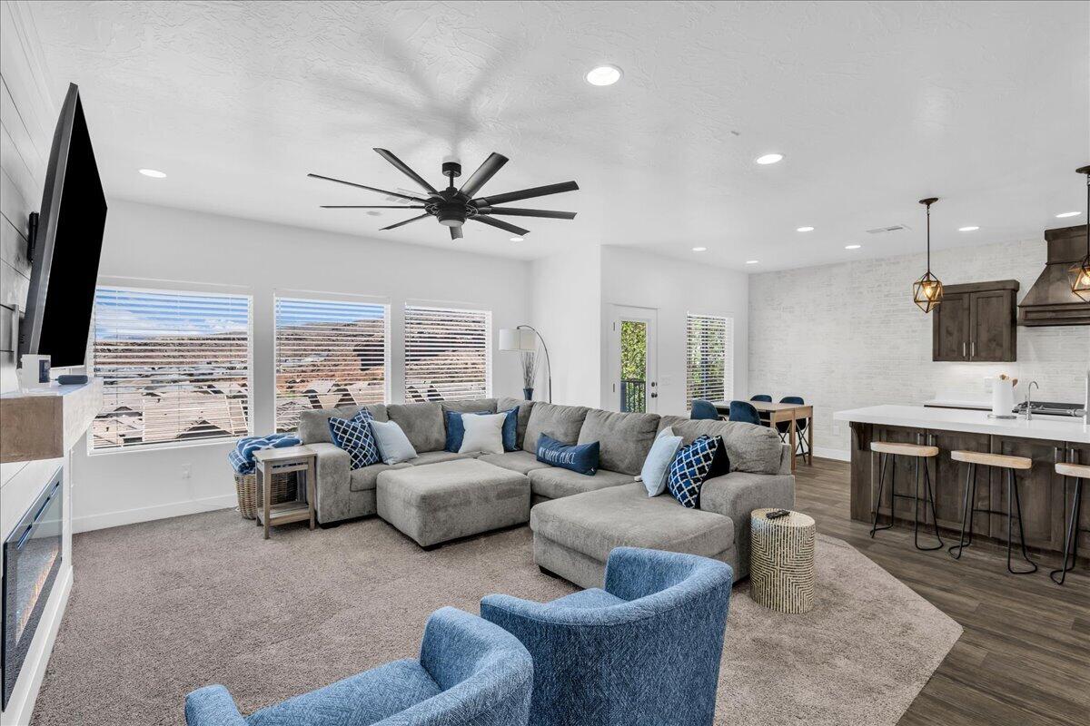 DESERT CREST - Residential