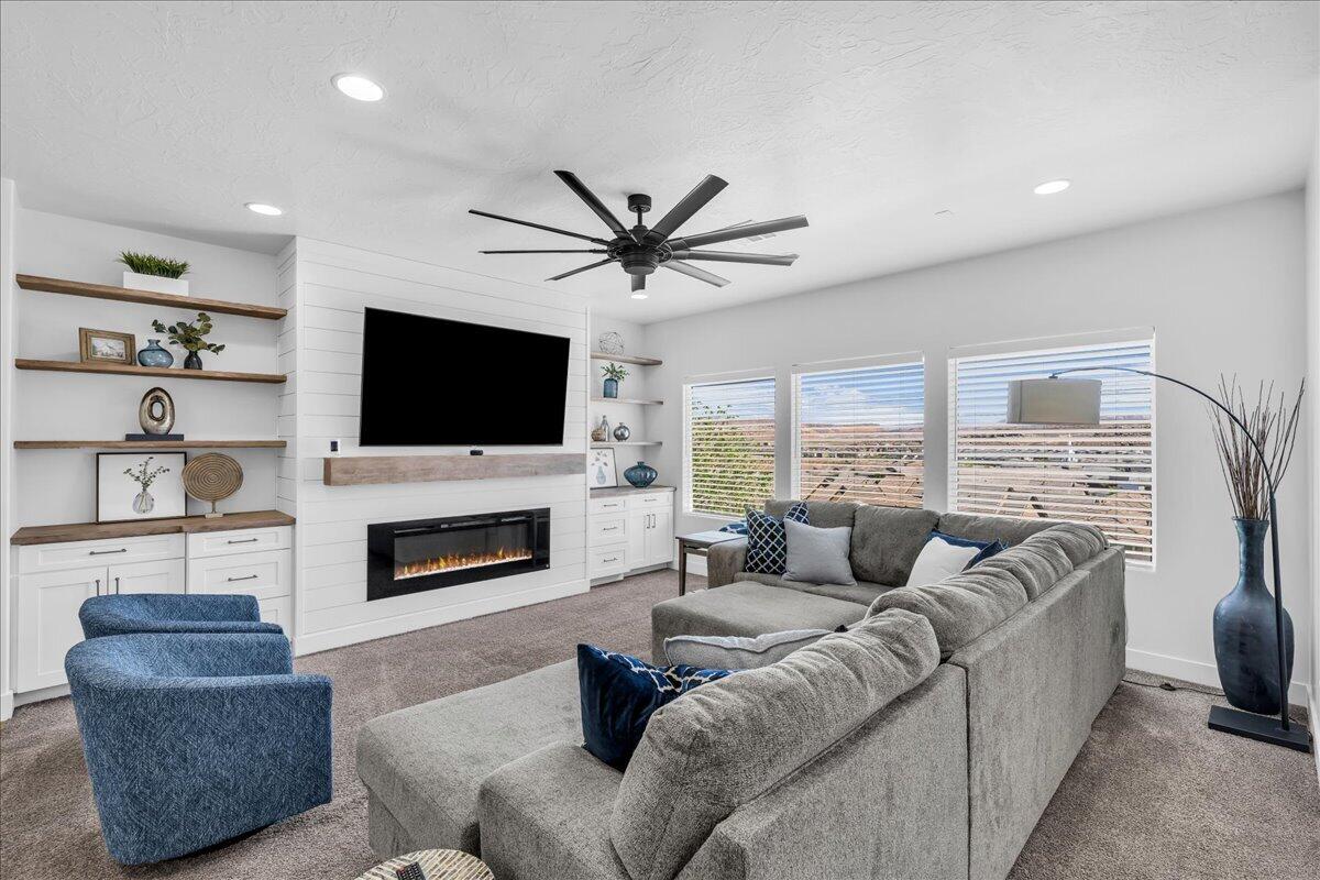 DESERT CREST - Residential