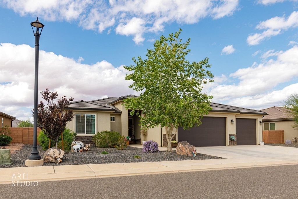 Photo of 765 N 2840 W, Hurricane, UT 84737 (MLS # 25-266130)