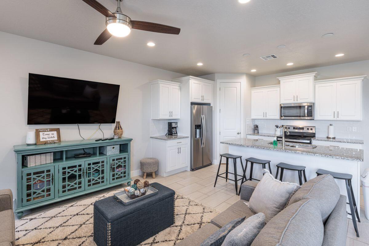 ESCAPES AT THE LEDGES - Residential