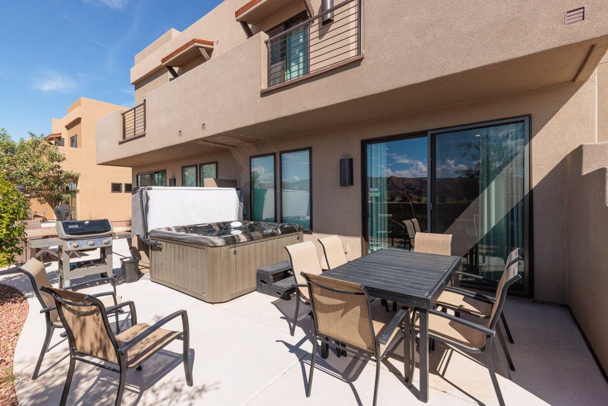 ESCAPES AT THE LEDGES - Residential