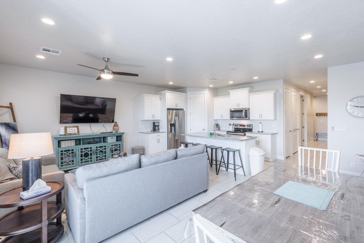 ESCAPES AT THE LEDGES - Residential