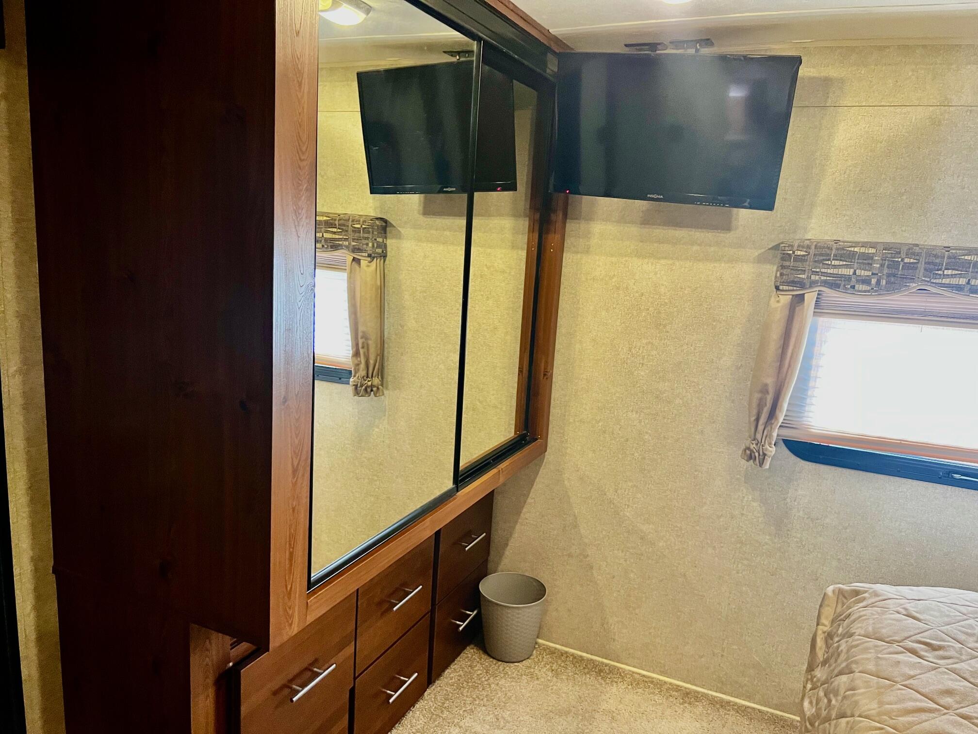 DIXIE DOWNS RV RESORT - Land