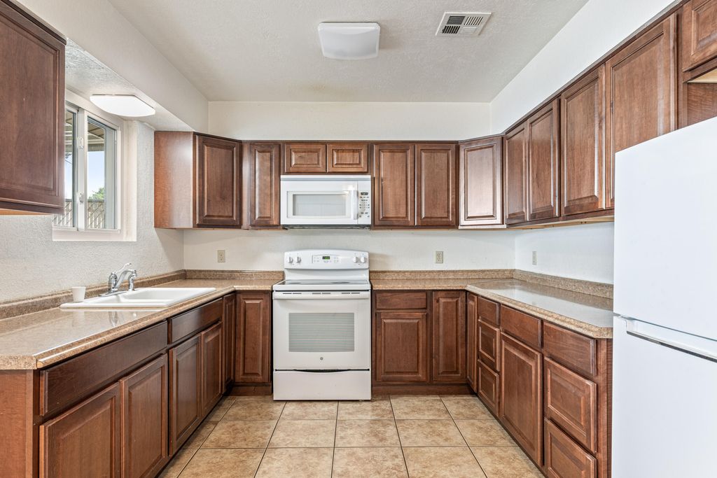 Photo of 250 N 200 W, Washington, UT 84780 (MLS # 26-271631)