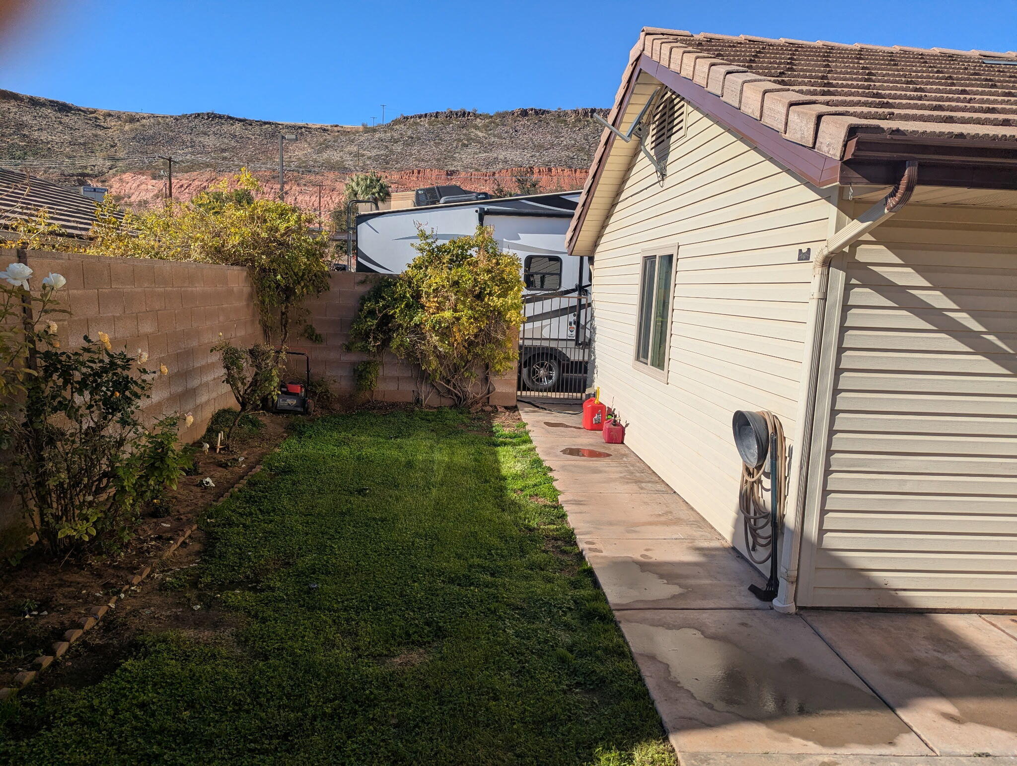 BLUFF SHADOWS - Residential