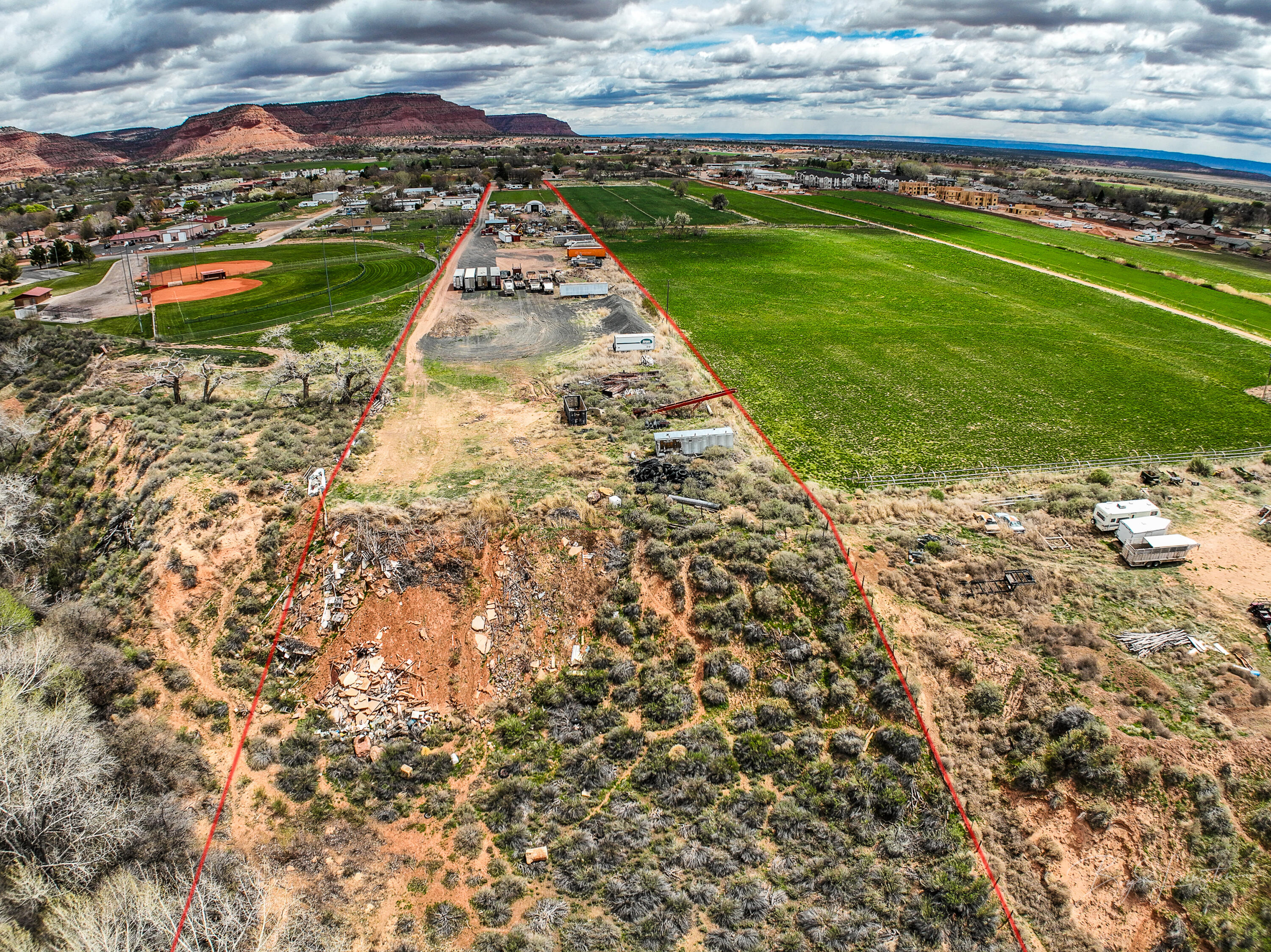 Main image without alt text