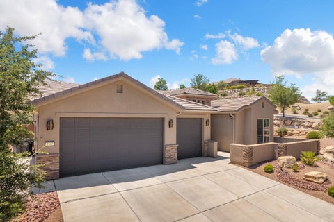Photo of 1587 W WHITESTONE DR, Saint George, UT 84790 (MLS # 26-273646)