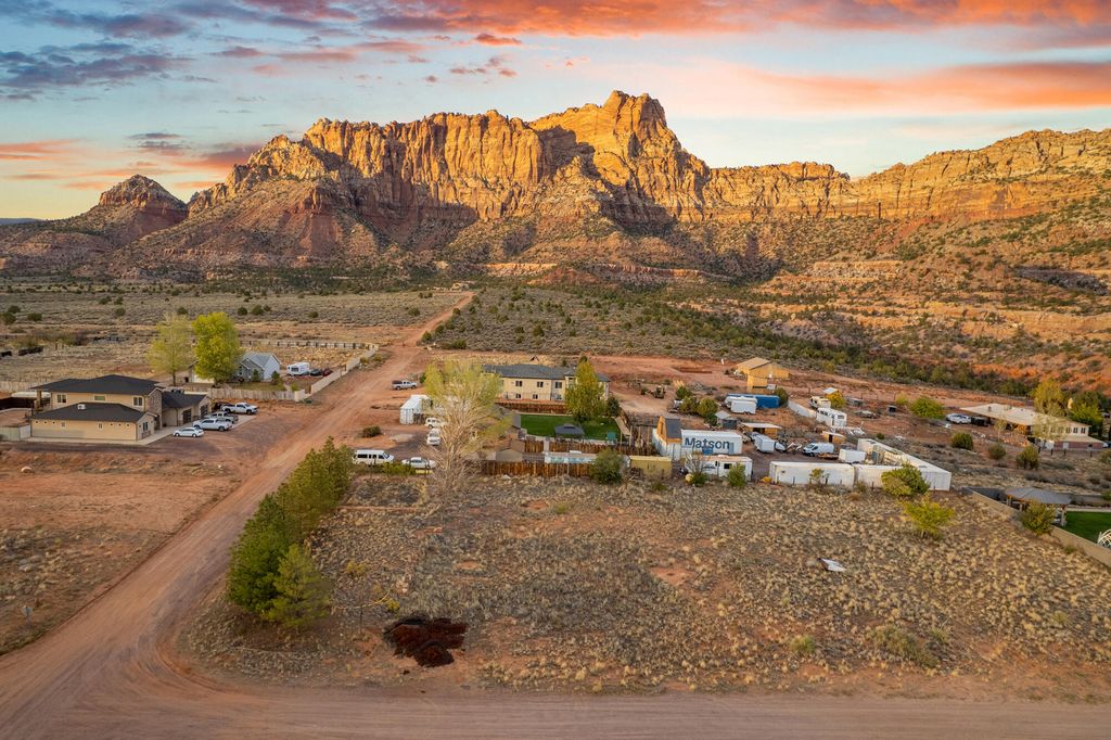 Photo of 920 N Elm ST, Hildale, UT 84784 (MLS # 25-266303)