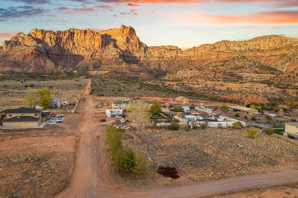 Photo of 920 N Elm ST, Hildale, UT 84784 (MLS # 25-266303)