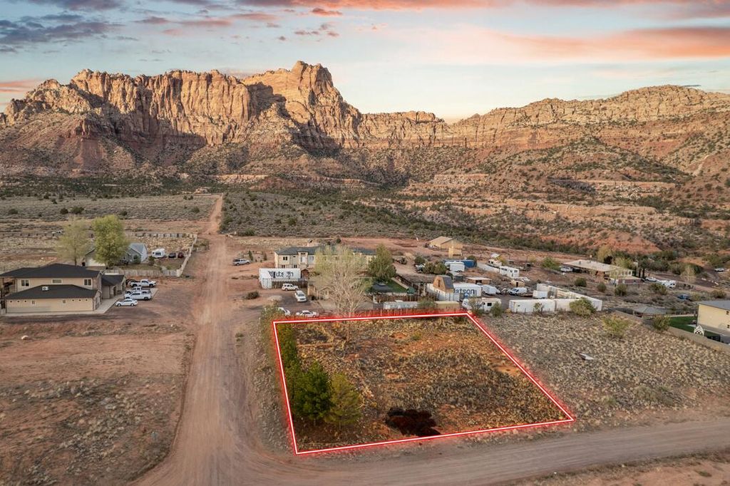 Photo of 920 N Elm ST, Hildale, UT 84784 (MLS # 25-266303)