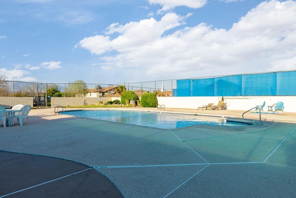 BLOOMINGTON KNOLLS TOWNHOMES - Residential