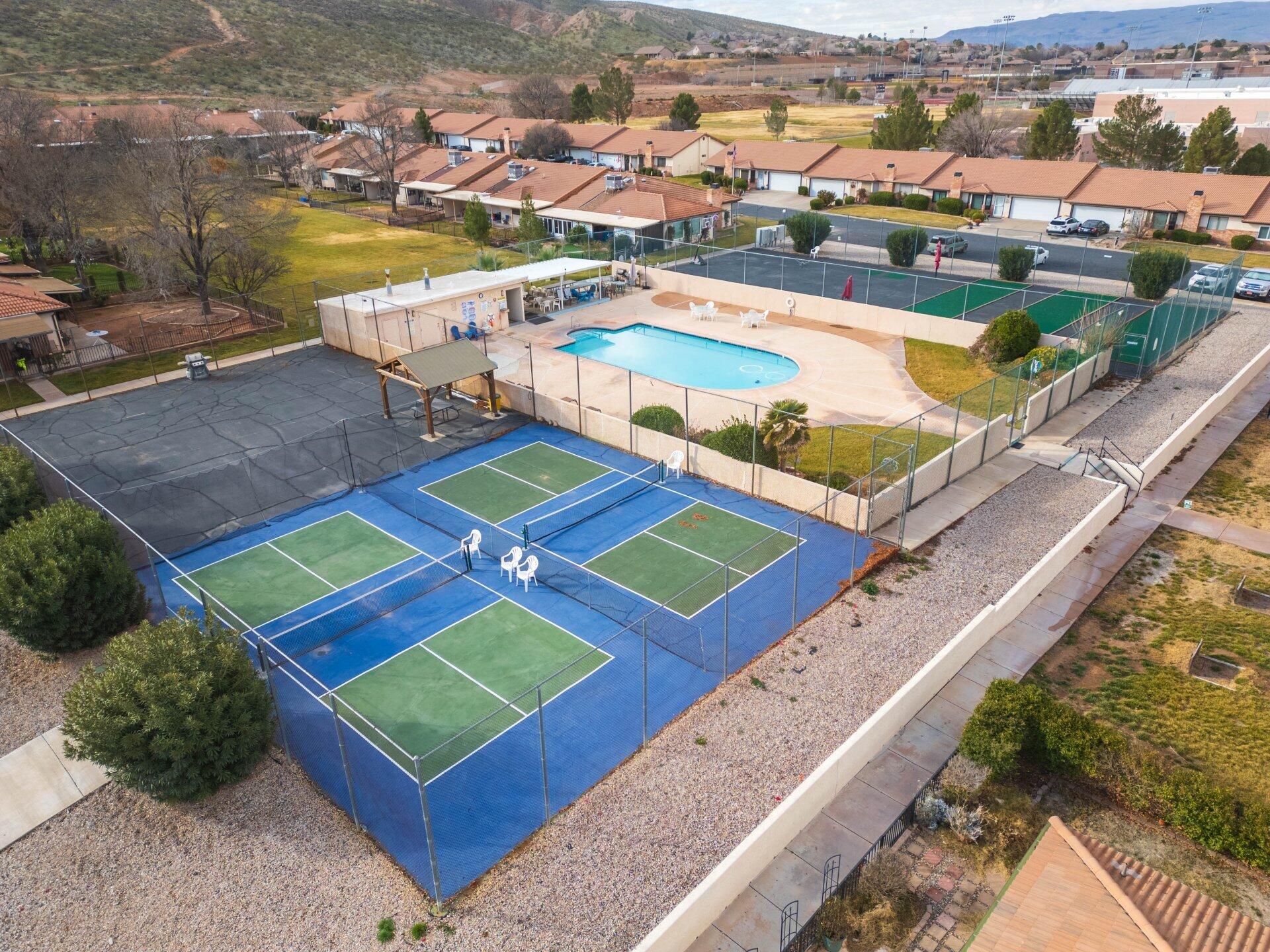 BLOOMINGTON KNOLLS TOWNHOMES - Residential