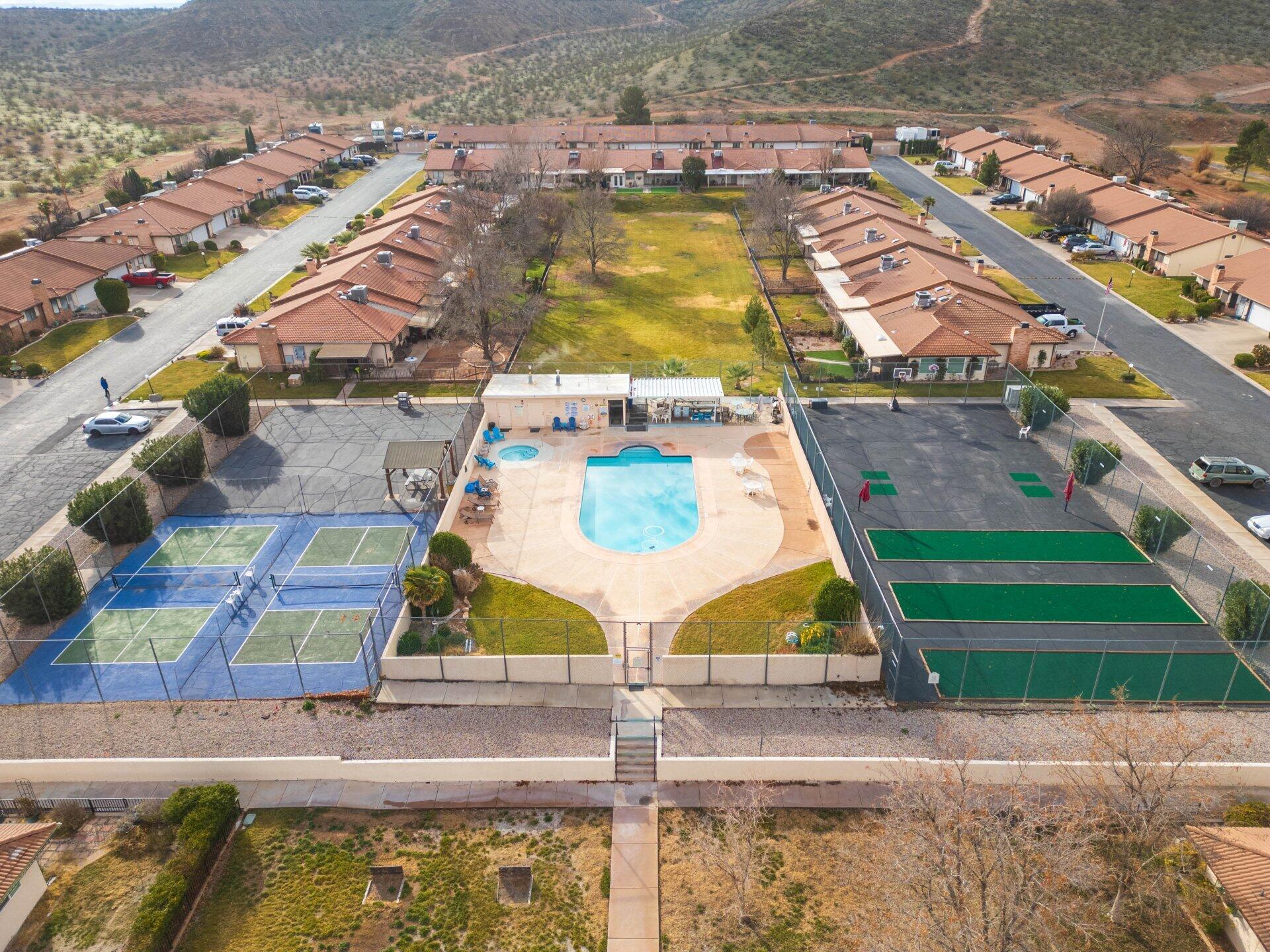 BLOOMINGTON KNOLLS TOWNHOMES - Residential