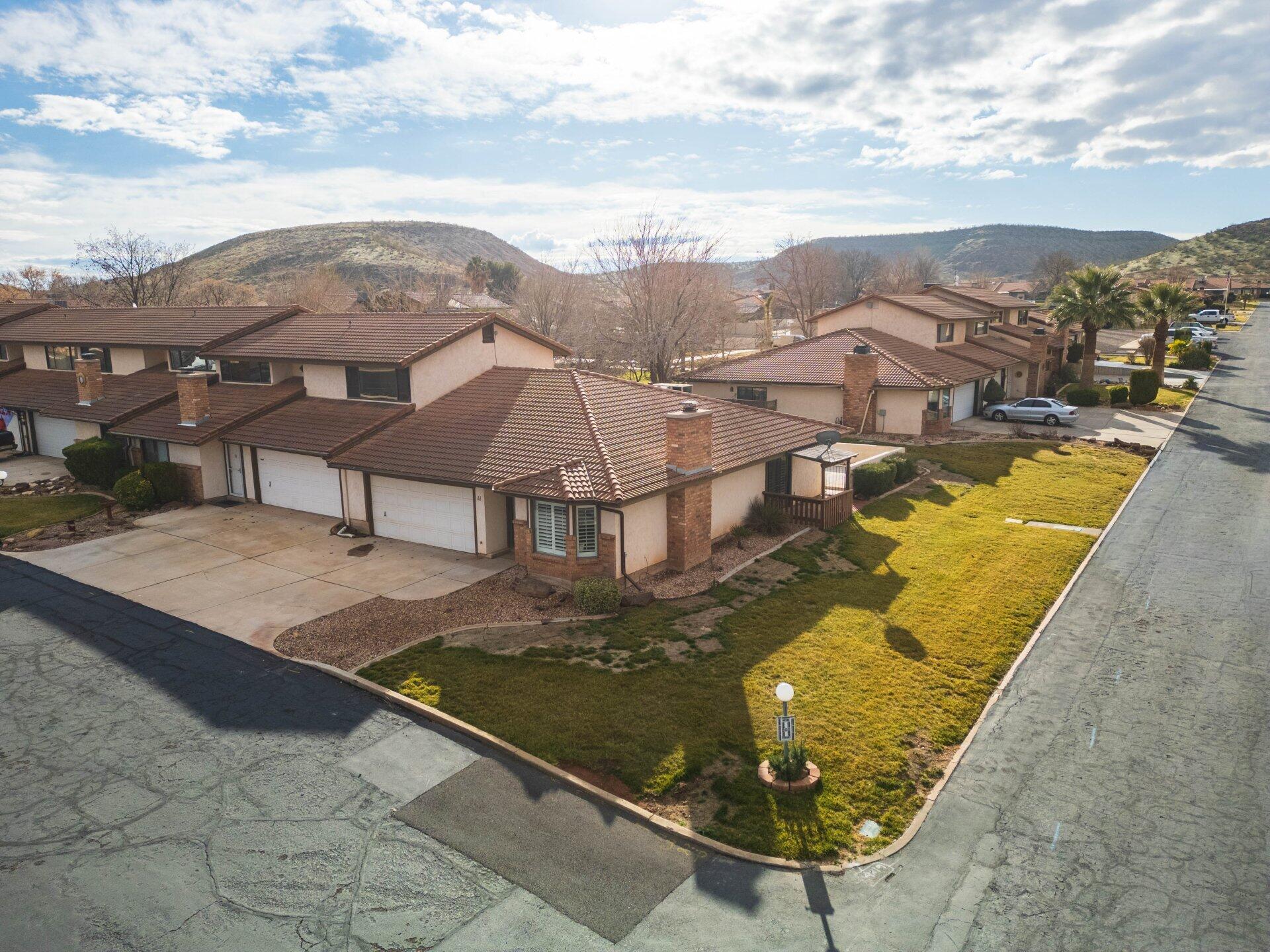 BLOOMINGTON KNOLLS TOWNHOMES - Residential