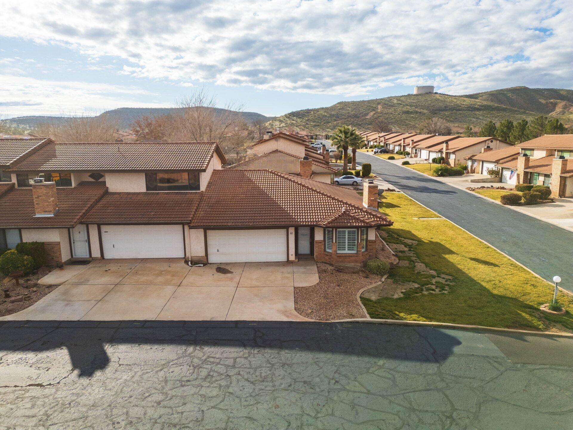 BLOOMINGTON KNOLLS TOWNHOMES - Residential