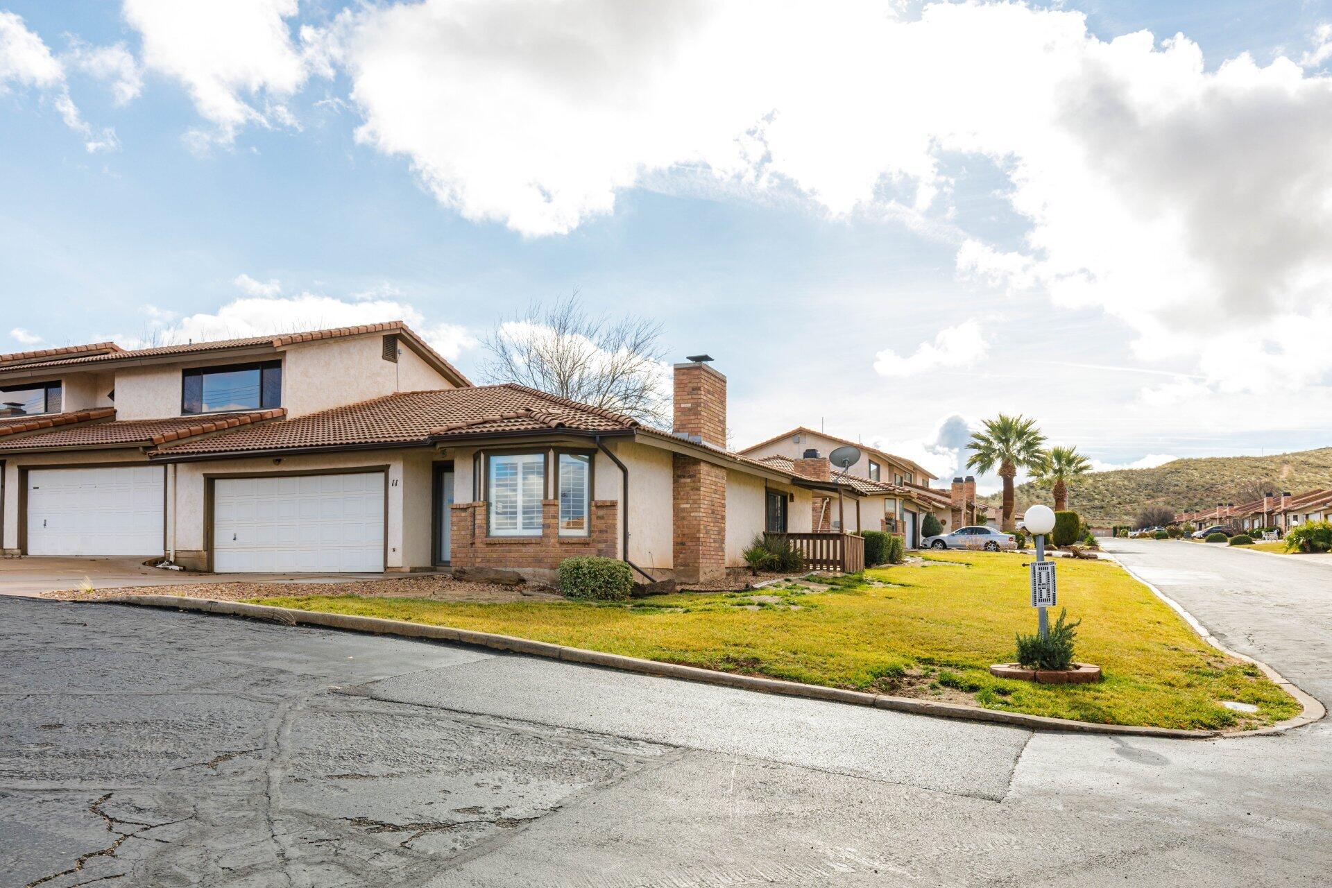 BLOOMINGTON KNOLLS TOWNHOMES - Residential