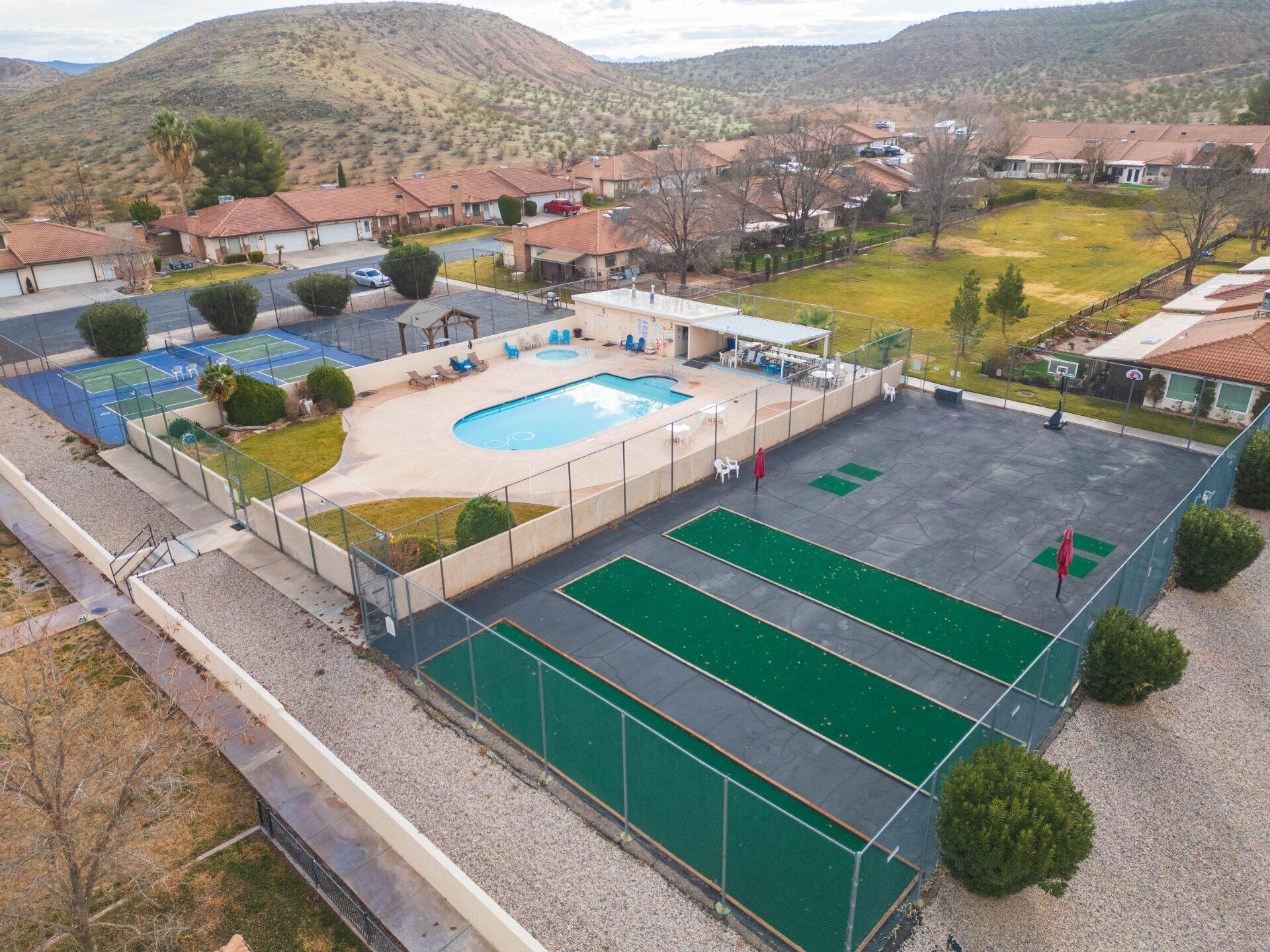 BLOOMINGTON KNOLLS TOWNHOMES - Residential