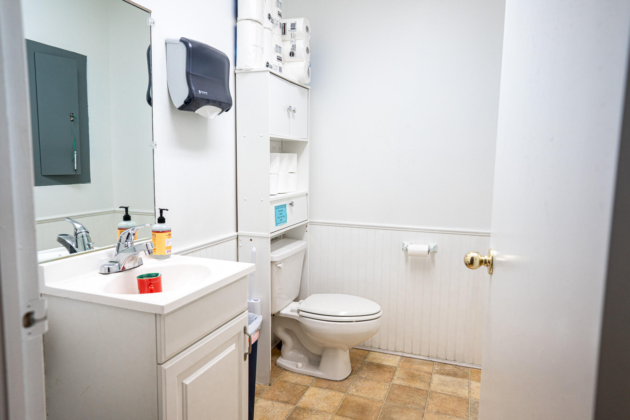 Main image without alt text